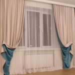 Doppellagige Vorhänge am Flurfenster