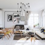 Weißes Wohnzimmer mit Kamin in der Ecke