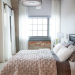 Tende bianche nella camera da letto in stile loft