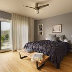 Pavimento in legno nella camera da letto con una grande finestra