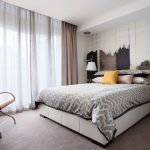 Decorare una finestra panoramica in una camera da letto moderna