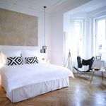 Tende luminose sulla finestra della camera da letto con finestra a bovindo