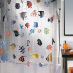 Poisson sur le rideau de tissu dans la salle de bain