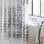 Rideau économique dans la salle de bain
