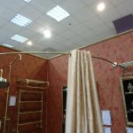 Rideau beige sur les avant-toits en forme d'arc