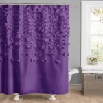 Rideau de douche violet dans la salle de bain
