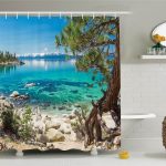 La rive d'un lac de montagne sur un rideau de toile