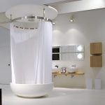 Bain rond avec rideau blanc