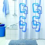 Tapis gris devant la salle de bain intégrée