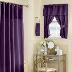 Textiles violets dans la salle de bain