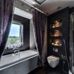 Rideaux sombres dans la conception de la salle de bain