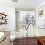 Étagères en bois ouvertes pour articles de toilette