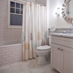 Design de salle de bain avec une fenêtre dans le mur