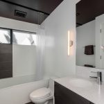 Design de salle de bain noir et blanc