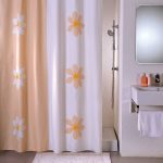 Rideau bicolore sur le rebord de la salle de bain