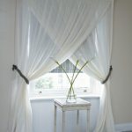 Rideaux blancs avec micros gris