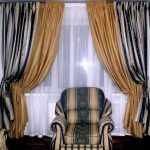 Rideaux tricolores sur la fenêtre avec tulle blanc