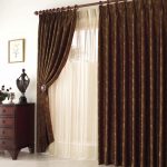 Rideaux sombres et tulle beige