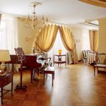 parquet dans le salon avec fenêtre cintrée