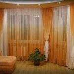 Tulle orange sur la fenêtre du hall d'une maison privée
