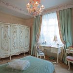 Meubles en bois dans une chambre de style classique