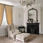 Salon intérieur avec cheminée en métal