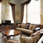 Grand salon avec deux fenêtres