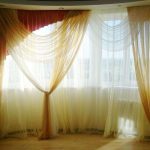 Composition de tulle sur la fenêtre du salon