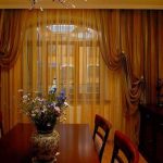 Organza délicat à la fenêtre d'un petit salon