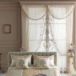 Coussins décoratifs sur le lit dans la chambre des époux