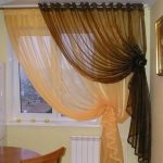 Double tulle à la fenêtre de la cuisine
