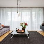 Tapis gris au sol du salon