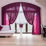 Rideaux violets sur une grande fenêtre avec une arche