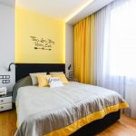 Rideaux jaunes à l'intérieur de la chambre