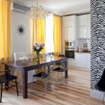 Rideaux jaunes sur la fenêtre de la cuisine-salle à manger