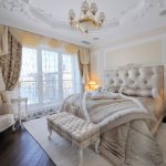Rideaux avec lambrequin dans la chambre
