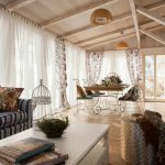 Salon avec plafond en bois dans une maison privée