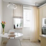 intérieur de cuisine avec porte de balcon