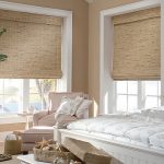 Design della camera da letto con due finestre