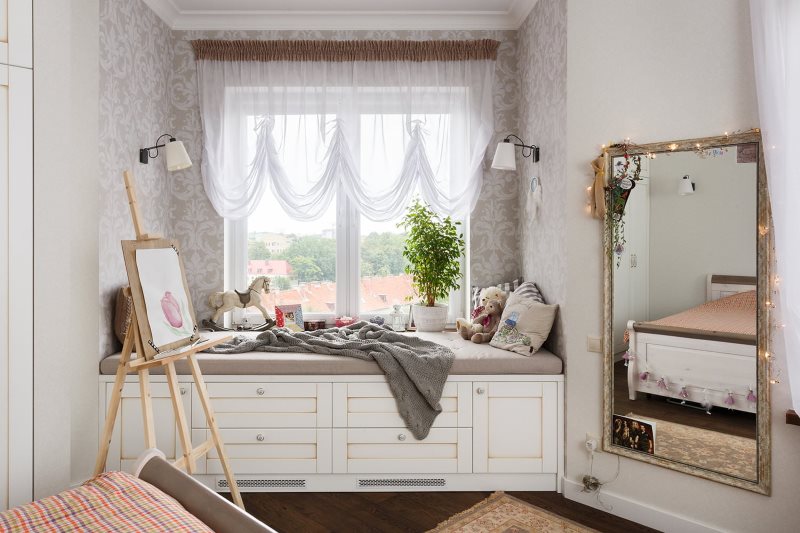 Rideau français de tulle léger dans la chambre de bébé