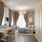 rideaux sur la corniche de plafond