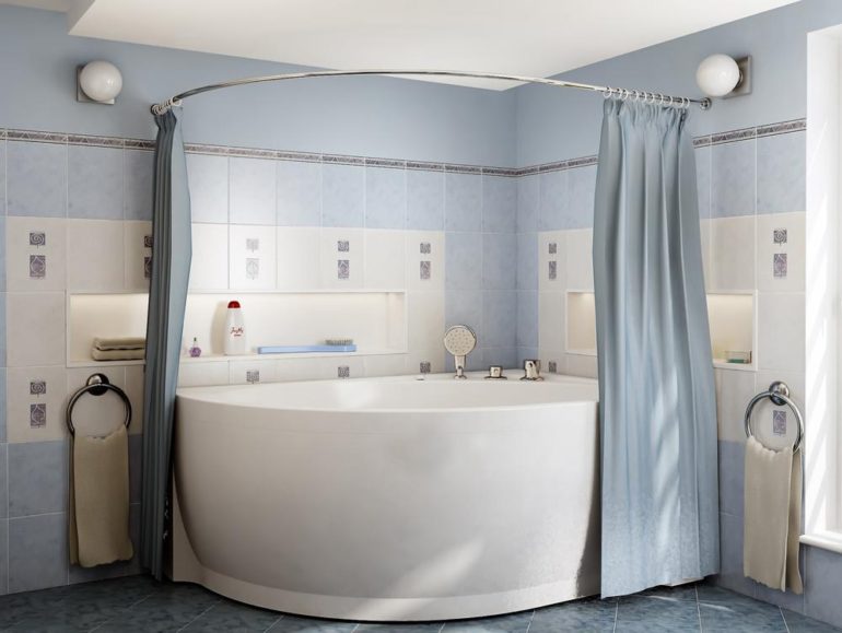 Rideau uni en tissu dans la salle de bain