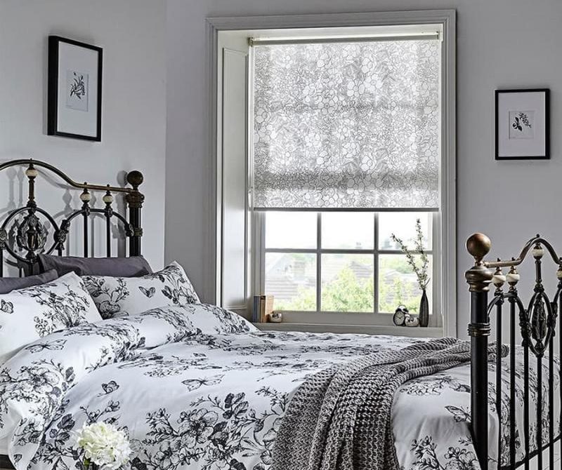 Intérieur de la chambre avec rideau de coton