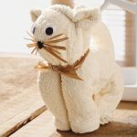jouets du chat serviette