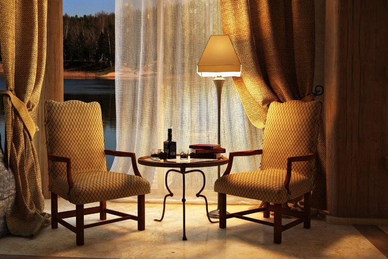 salon avec rideaux de jute