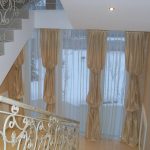 Rideaux intéressants pour la décoration de la fenêtre sur l'escalier