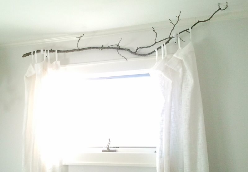Voile blanc sur un avant-toit de branche fabriqué