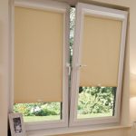 La cassetta acceca il colore beige su una fascia separata
