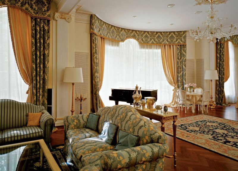 Rideaux avec lambrequin dur à l'intérieur d'un salon classique