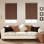 Les rideaux et les oreillers marrons vont bien à l'intérieur